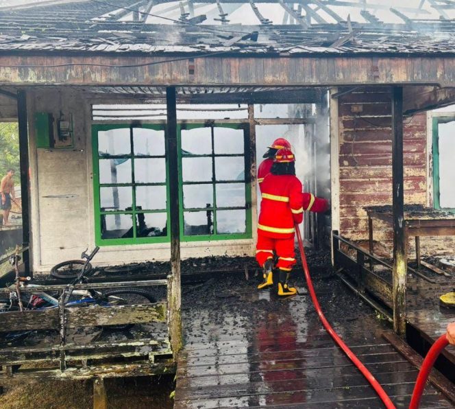 
Petugas pemadam kebakaran memadamkan sisa api di rumah warga yang hangus terbakar di Kelurahan Sangasanga Dalam, Kutai Kartanegara. (Angga/okeborneo.com)