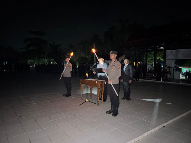 
Sekda Kukar Sunggono memimpin Renungan Suci memperingati Peristiwa Merah Putih Sangasanga di TMP Wadah Batuah, Selasa (27/1/2026) dini hari. (Angga/okeborneo.com)