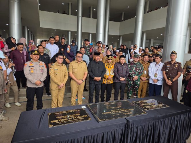 
Foto bersama usai penandatanganan peresmian Pasar Tangga Arung Square di Tenggarong. (Angga/okeborneo.com)