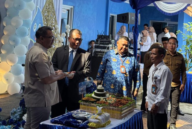 
Bupati Kutai Kartanegara Aulia Rahman Basri bersama jajaran Perumda Tirta Mahakam saat peringatan HUT ke-34 di Kutai Kartanegara. (Angga/okeborneo.com)