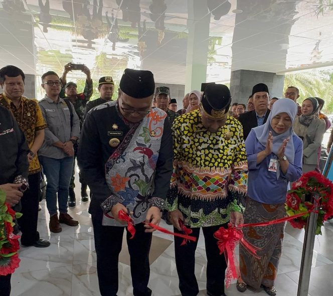
Bupati Kukar Aulia Rahman Basri bersama Sultan Kutai Kartanegara Ing Martadipura Aji Muhammad Arifin meresmikan fasilitas baru RSUD AM Parikesit. (Angga/okeborneo.com)