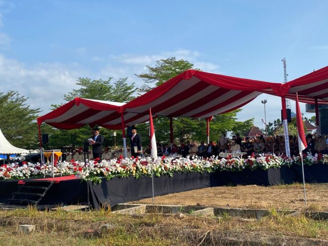 
Wakil Gubernur Kalimantan Timur Seno Aji memimpin upacara peringatan Peristiwa Merah Putih Sangasanga ke-79 di Lapangan Taman Palagan, Sangasanga, Kutai Kartanegara. (Angga/okeborneo.com)