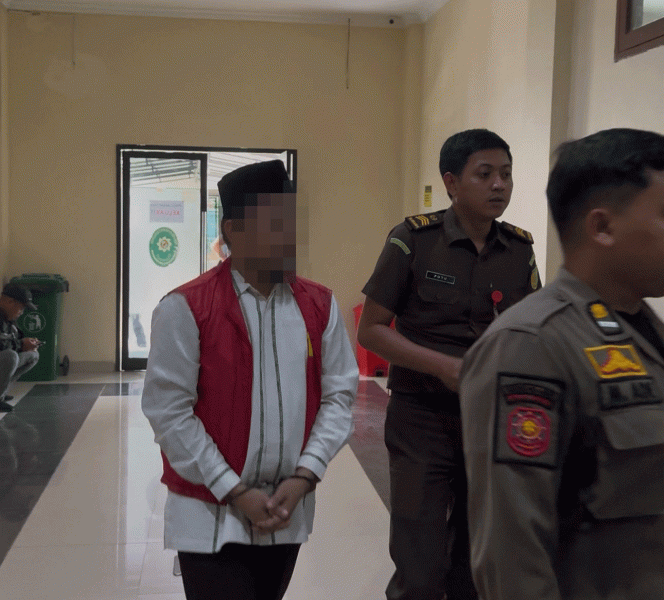 
Tersangka kasus kejahatan seksual terhadap anak di Kukar (Angga/okeborneo.com)