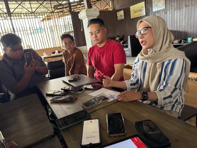
Kabid Pengembangan UKM Santi Effendi bersama tenaga ahli saat menyampaikan rilis data awal UMKM Kukar di Kopi Pangeran. (Angga/okeborneo.com)