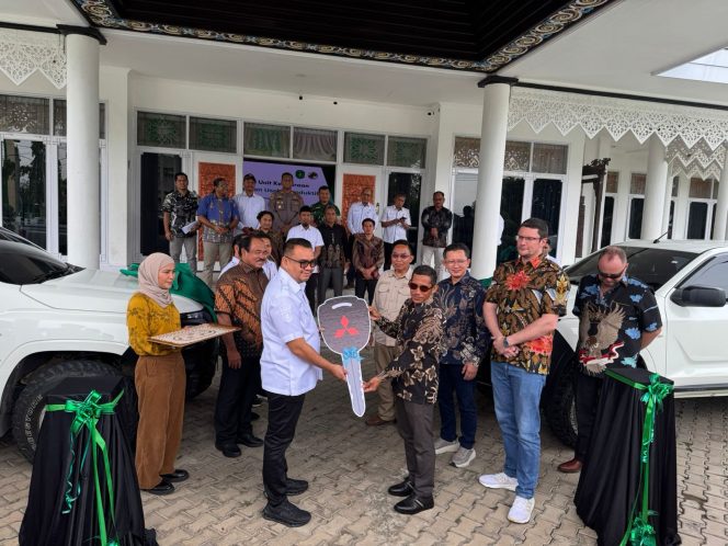 
Bupati Kukar Aulia Rahman Basri menyerahkan simbolis kunci mobil kepada Koperasi Merah Putih Kembang Janggut sebagai bagian skema usaha produktif pengganti plasma. (Angga/okeborneo.com)