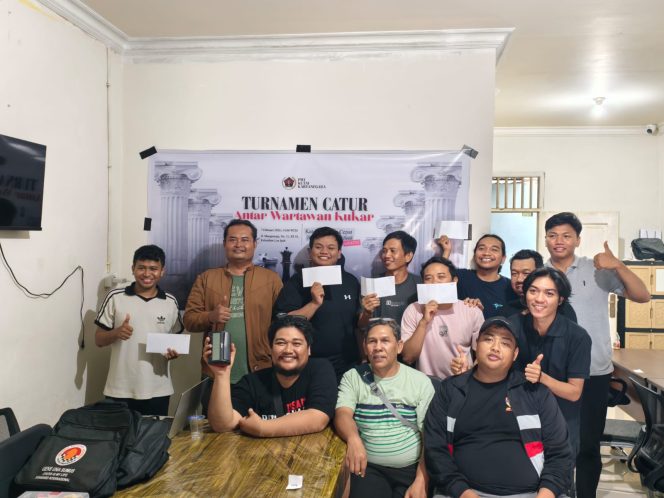 
Peserta turnamen catur antar wartawan Kukar berfoto bersama usai pertandingan dalam rangkaian HPN PWI Kukar di Tenggarong. (Angga/okeborneo.com)