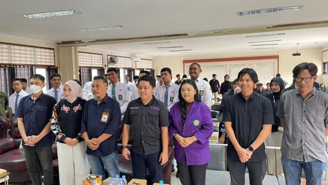 
Suasana diskusi publik SMSI Kukar bersama mahasiswa dan insan pers dalam rangka HPN 2026 di Kutai Kartanegara. (Dok SMSI Kukar)