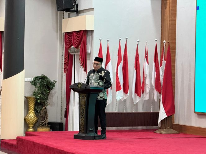 
Bupati Kukar Aulia Rahman Basri menyampaikan sambutan saat pembukaan MUSDA KAHMI dan Forhati Kukar di Pendopo Odah Etam. (Angga/okeborneo.com)