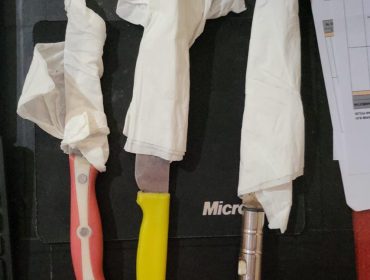 arang bukti berupa tiga bilah pisau dapur yang disita polisi terkait kasus pelajar tikam rekan di Loa Kulu. (Istimewa/Polsek Loa Kulu)