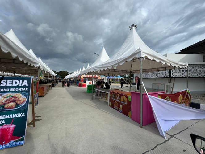 
Lapak pedagang di Pasar Ramadan Tenggarong yang dipusatkan di kawasan Tenggarong Heritage Square (Angga/okeborneo.com)