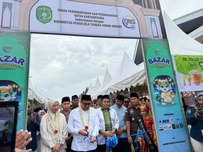 
Bupati Kukar Aulia Rahman Basri memotong pita saat pembukaan Festival dan Pasar Ramadan Tangga Arung Square di Tenggarong, Kamis (19/2/2026). (Angga/okeborneo.com)