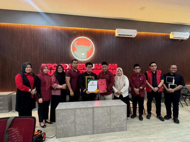
Pengurus DPC PDI Perjuangan Kukar bersama BAZNAS usai penandatanganan MoU penyaluran zakat di Kutai Kartanegara. (Angga/okeborneo.com)