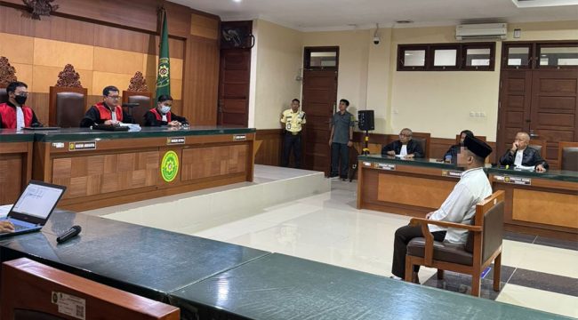 Proses pembacaan vonis terhadap MA, terdakwa kasus pencabulan tujuh santri, di Pengadilan Negeri Tenggarong. (Angga/okeborneo.com)