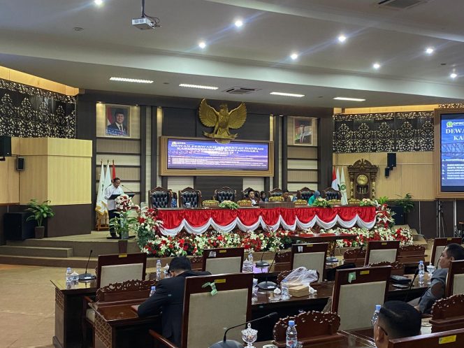 
Rapat paripurna DPRD Kutai Kartanegara membahas empat Raperda prioritas usulan pemerintah daerah. (Angga/okeborneo.com)