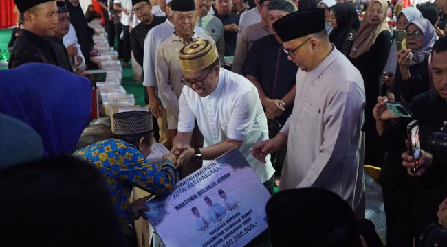 Wakil Bupati Kukar Rendi Solihin menyerahkan bantuan secara simbolis kepada warga pada kegiatan buka puasa bersama di Kuala Samboja. (Istimewa)