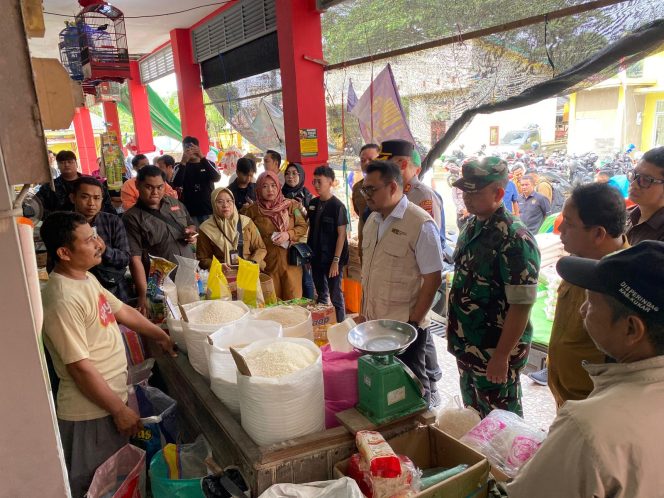 
Bupati Kutai Kartanegara Aulia Rahman Basri bersama Forkopimda meninjau stok beras dan bahan pokok saat pemantauan bapokting di Pasar Mangkurawang. (Angga/okeborneo.com)
