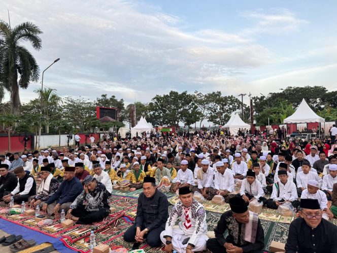 
Ratusan warga mengikuti kegiatan Safari Ramadan PDI Perjuangan Kukar di Kantor DPC PDI Perjuangan Kutai Kartanegara, Senin (2/3/2026). (Angga/okeborneo.com)