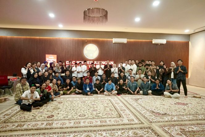 
Pengurus DPC PDI Perjuangan Kutai Kartanegara berfoto bersama insan pers saat memperkenalkan kantor baru partai dengan konsep ruang modern dan terbuka di Tenggarong. (Istimewa)