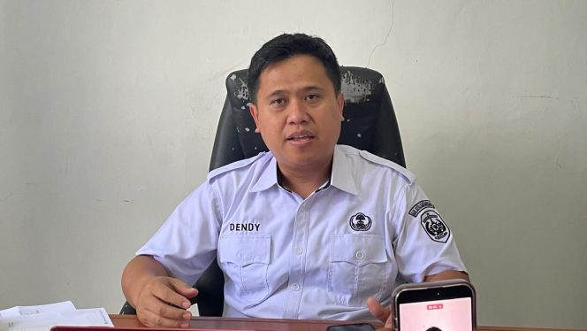 
Sekdis Distransnaker Kukar, Dendy Irwan Fahriza, menjelaskan kewajiban pembayaran THR pekerja dan bonus hari raya bagi driver aplikasi di Kukar. (Angga/okeborneo.com)