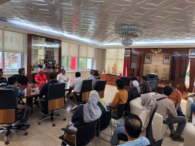 
Bupati Kukar Aulia Rahman Basri menerima perwakilan forum kontraktor dalam pertemuan terkait rencana pembayaran utang kontraktor di Ruang Bupati Kukar. (Angga/okeborneo.com)