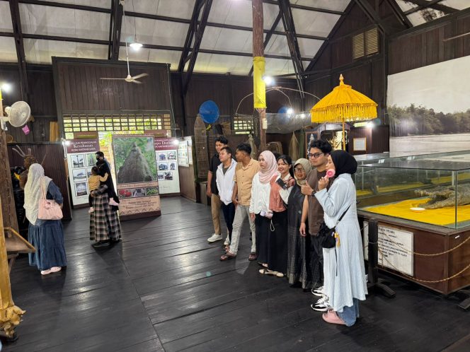 
Sejumlah pengunjung berfoto di dalam Museum Kayu Tenggarong saat libur Lebaran, di tengah tren penurunan jumlah kunjungan dibanding tahun sebelumnya. (Angga/okeborneo.com)