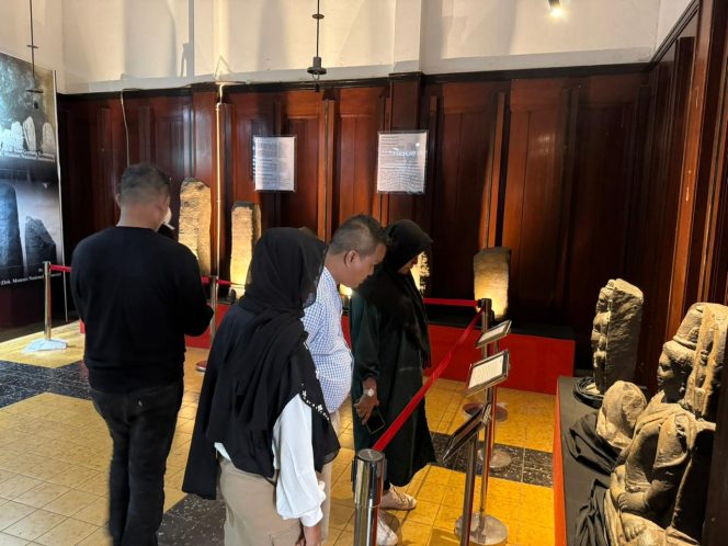 
Pengunjung mengamati koleksi sejarah di Museum Mulawarman, Tenggarong, saat libur Lebaran. (Angga/okeborneo.com)