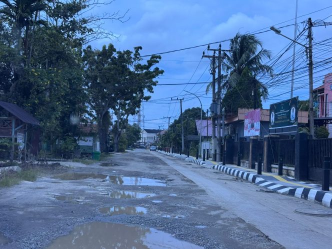 
Kondisi Jalan Muso Bin Salim di Tenggarong yang mengalami kerusakan pada badan jalan dan akan segera diperbaiki. (Angga/okeborneo.com)