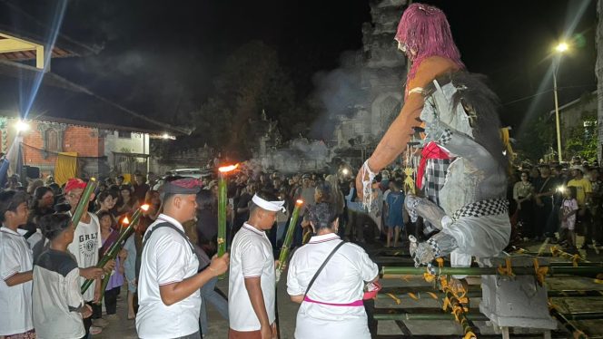 
Umat Hindu mengarak ogoh-ogoh saat pawai melintasi Jalan Stadion, Tenggarong, Rabu (18/3/2026) malam. (Angga/okeborneo.com)