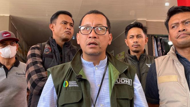 
Petugas Satgas Pangan bersama Badan Pangan Nasional memantau harga dan ketersediaan bahan pokok di Pasar Raja Mangkurawang, Tenggarong, Kutai Kartanegara. (Angga/okeborneo.com)
