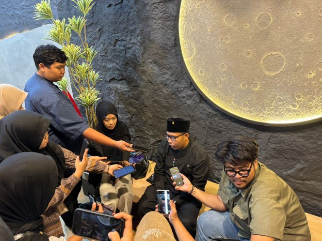 
Anggota Komisi II DPRD Kutai Kartanegara Rahmat Dermawan memberikan keterangan kepada wartawan terkait film dokumenter “Penyambung Lidah Rakyat”. (Angga/okeborneo.com)