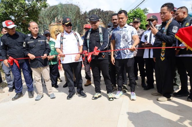 
Bupati Kukar Aulia Rahman Basri bersama jajaran meresmikan jembatan di Bukit Pariaman, Tenggarong Seberang dengan pemotongan pita. (Istimewa)
