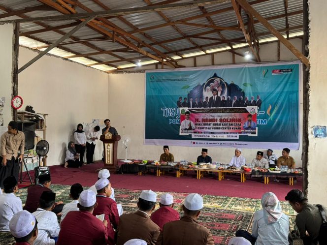 
Wabup Kukar Rendi Solihin saat menghadiri halal bihalal bersama siswa MTs Al-Huro di Tenggarong. (Angga/okeborneo.com)
