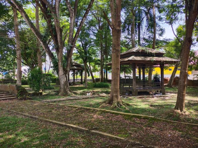 
Taman Ulin di Kelurahan Panji, Tenggarong, terlihat kurang terawat dengan area yang tidak tertata dan minim aktivitas pengunjung. (Angga/okeborneo.com)