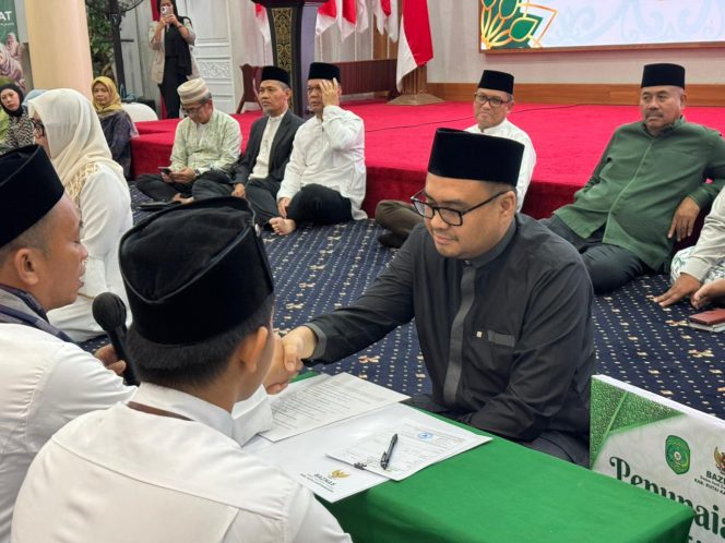 
Bupati Kutai Kartanegara Aulia Rahman Basri saat menunaikan zakat fitrah melalui Baznas Kukar di Pendopo Odah Etam, Tenggarong. (Angga/okeborneo.com)