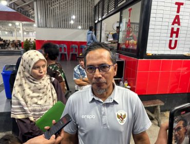 Abdul Ghani, perwakilan warga Warung Panjang, memberikan keterangan terkait surat peringatan OIKN dan nasib warga di kawasan Tahura KM 54, Samboja Barat. (Angga/okeborneo.com)