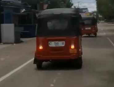 Tangkapan layar memperlihatkan dua unit bajaj melintas di ruas jalan Tenggarong. Kendaraan roda tiga tersebut diketahui telah beroperasi meski belum mengantongi izin resmi dari pemerintah daerah.