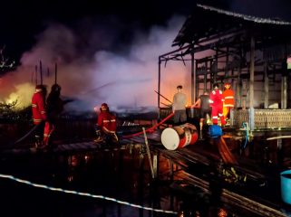 Petugas pemadam kebakaran bersama warga berupaya menjinakkan api yang melalap permukiman di Dusun Kampung Baru, Desa Liang, Kecamatan Kota Bangun, Kamis (23/4/2026) dini hari. (Istimewa) 