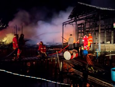 Petugas pemadam kebakaran bersama warga berupaya menjinakkan api yang melalap permukiman di Dusun Kampung Baru, Desa Liang, Kecamatan Kota Bangun, Kamis (23/4/2026) dini hari. (Istimewa) 