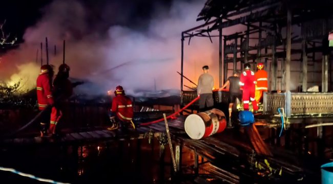 Petugas pemadam kebakaran bersama warga berupaya menjinakkan api yang melalap permukiman di Dusun Kampung Baru, Desa Liang, Kecamatan Kota Bangun, Kamis (23/4/2026) dini hari. (Istimewa) 