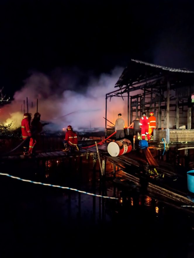 
Petugas pemadam kebakaran bersama warga berupaya menjinakkan api yang melalap permukiman di Dusun Kampung Baru, Desa Liang, Kecamatan Kota Bangun, Kamis (23/4/2026) dini hari. (Istimewa) 