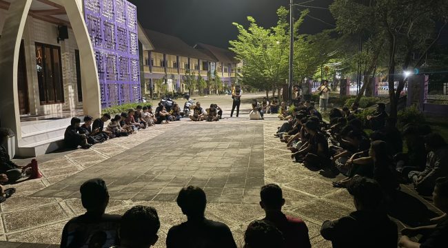 Mahasiswa asal Kutai Kartanegara menggelar konsolidasi jelang keberangkatan mengikuti aksi demonstrasi di Samarinda, Senin malam (20/4/2026). (Angga/okeborneo.com)