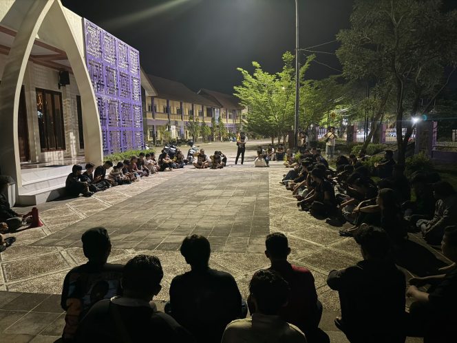 
Mahasiswa asal Kutai Kartanegara menggelar konsolidasi jelang keberangkatan mengikuti aksi demonstrasi di Samarinda, Senin malam (20/4/2026). (Angga/okeborneo.com)