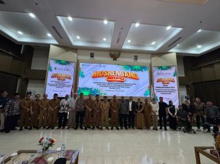 Bupati Kutai Kartanegara Aulia Rahman Basri bersama Wakil Bupati, Forkopimda, dan peserta berfoto bersama usai pembukaan Musrenbang RKPD Kabupaten Kukar 2027 di Aula Bappeda Kukar, Tenggarong. (Angga/okeborneo.com)