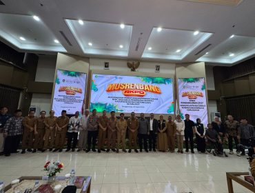 Bupati Kutai Kartanegara Aulia Rahman Basri bersama Wakil Bupati, Forkopimda, dan peserta berfoto bersama usai pembukaan Musrenbang RKPD Kabupaten Kukar 2027 di Aula Bappeda Kukar, Tenggarong. (Angga/okeborneo.com)