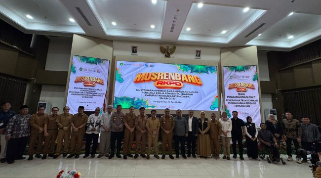 Bupati Kutai Kartanegara Aulia Rahman Basri bersama Wakil Bupati, Forkopimda, dan peserta berfoto bersama usai pembukaan Musrenbang RKPD Kabupaten Kukar 2027 di Aula Bappeda Kukar, Tenggarong. (Angga/okeborneo.com)