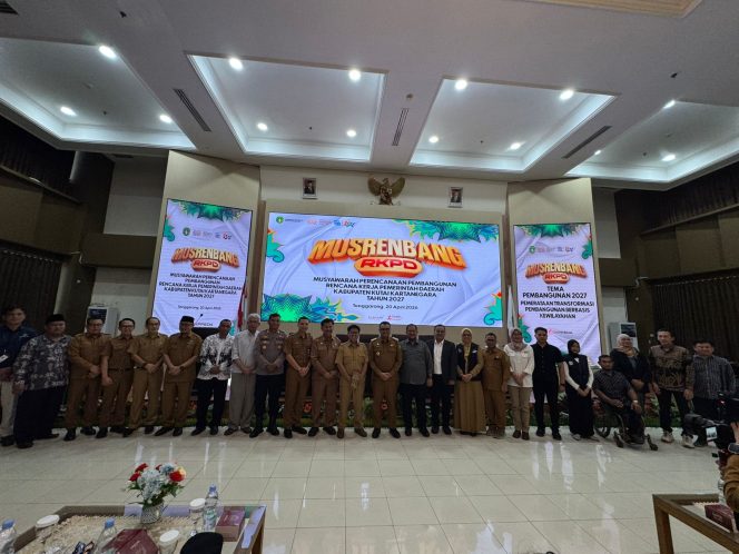 
Bupati Kutai Kartanegara Aulia Rahman Basri bersama Wakil Bupati, Forkopimda, dan peserta berfoto bersama usai pembukaan Musrenbang RKPD Kabupaten Kukar 2027 di Aula Bappeda Kukar, Tenggarong. (Angga/okeborneo.com)
