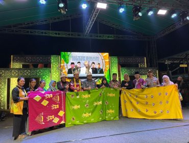 Bupati Kukar Aulia Rahman Basri bersama unsur pemerintah, tokoh adat, dan masyarakat berfoto usai membuka Festival Nutuk Beham di Desa Kedang Ipil, Kecamatan Kota Bangun Darat, Kamis (23/4/2026). (Angga/okeborneo.com)