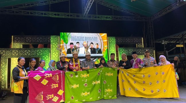 Bupati Kukar Aulia Rahman Basri bersama unsur pemerintah, tokoh adat, dan masyarakat berfoto usai membuka Festival Nutuk Beham di Desa Kedang Ipil, Kecamatan Kota Bangun Darat, Kamis (23/4/2026). (Angga/okeborneo.com)