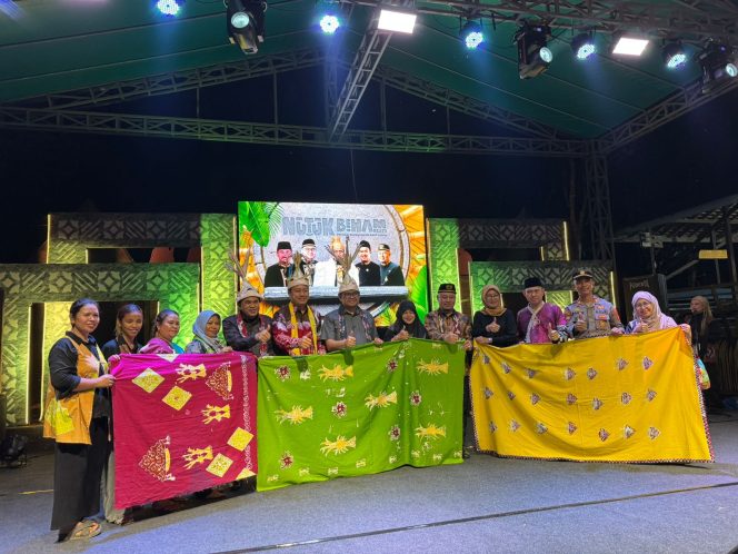 
Bupati Kukar Aulia Rahman Basri bersama unsur pemerintah, tokoh adat, dan masyarakat berfoto usai membuka Festival Nutuk Beham di Desa Kedang Ipil, Kecamatan Kota Bangun Darat, Kamis (23/4/2026). (Angga/okeborneo.com)