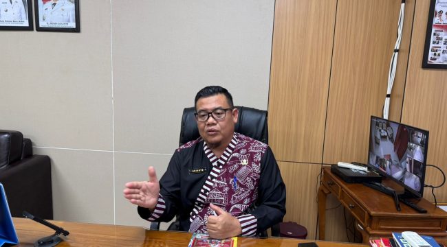 Plt Kepala BKPSDM Kutai Kartanegara, Arianto, menjelaskan alasan sejumlah P3K mengundurkan diri usai penempatan, yang dipicu jarak tugas dan beban biaya hidup di lokasi baru. (Angga/okeborneo.com)